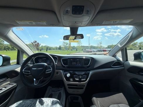 Used 2022 Chrysler Voyager LX FWD image 21