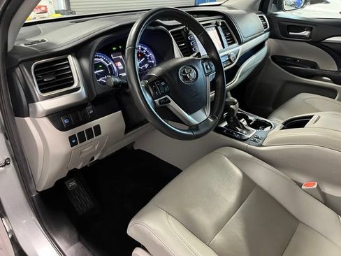 Used 2019 Toyota Highlander XLE AWD/4WD image 19