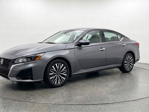 Used 2025 Nissan Altima 2.5 SV FWD image 3