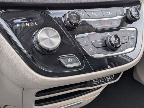 Certified 2024 Chrysler Pacifica Touring-L image 20