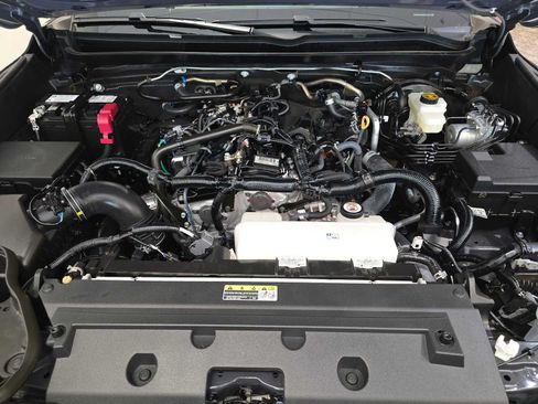 Certified 2025 Toyota Tacoma SR5 w/ SR5 Upgrade Package AWD/4WD image 9