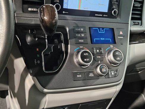 Used 2020 Toyota Sienna XLE w/ XLE Navigation Package image 33