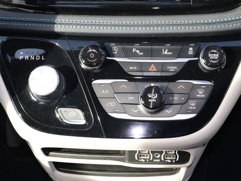 Used 2021 Chrysler Pacifica Touring image 26