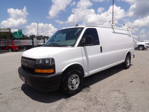 Used 2018 Chevrolet Express 2500 Extended RWD image 3