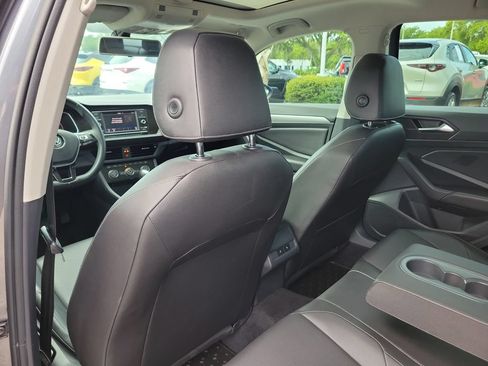 Used 2019 Volkswagen Jetta SE w/ Cold Weather Package FWD image 11
