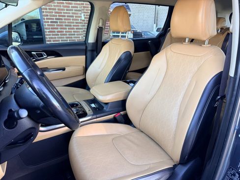 Used 2022 Kia Carnival EX image 20