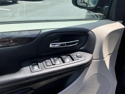 Used 2018 Dodge Grand Caravan SE FWD image 12