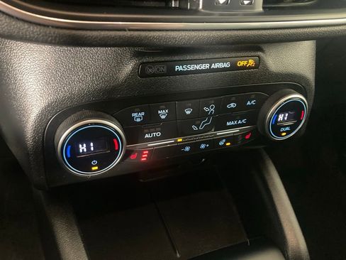 Used 2020 Ford Escape Titanium image 9