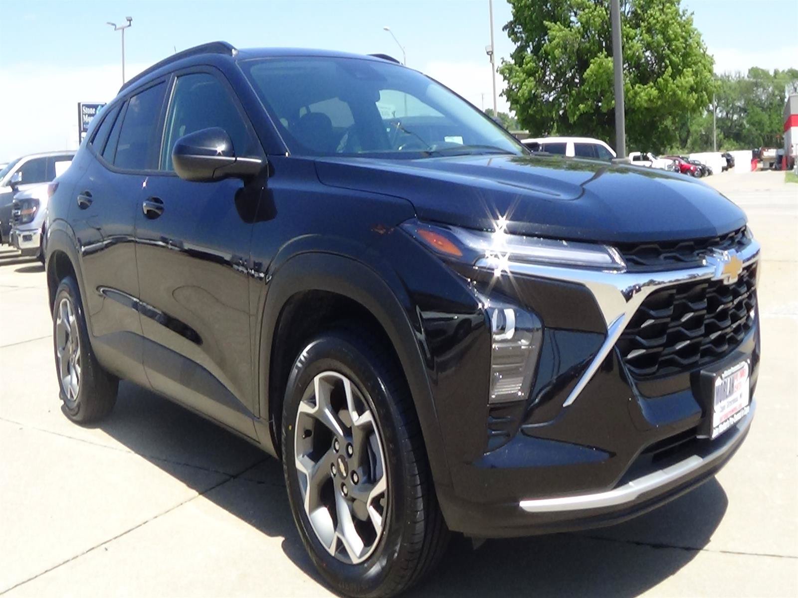 Used 2025 Chevrolet Trax LT w/ LT Convenience Package FWD image 4