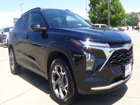 Used 2025 Chevrolet Trax LT w/ LT Convenience Package FWD image 4