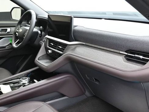 Certified 2025 Ford Explorer Platinum image 14