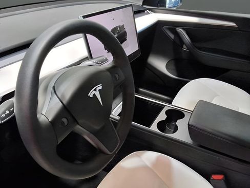 Used 2023 Tesla Model Y Long Range AWD/4WD image 17