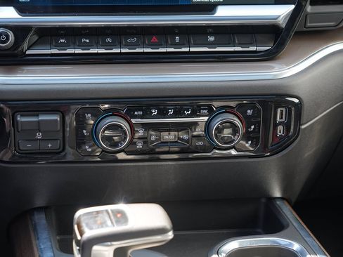 Certified 2022 Chevrolet Silverado 1500 High Country w/ High Country Premium Package AWD/4WD image 26