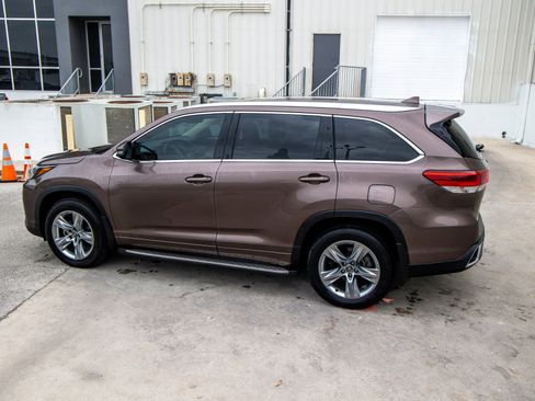 Used 2018 Toyota Highlander Limited Platinum image 10
