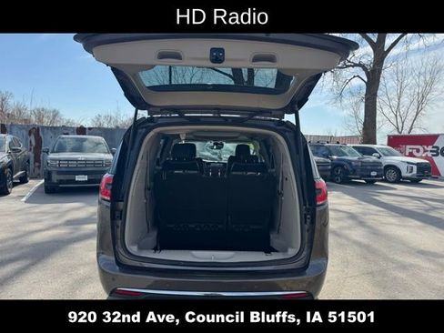 Used 2021 Chrysler Pacifica Limited AWD/4WD image 10