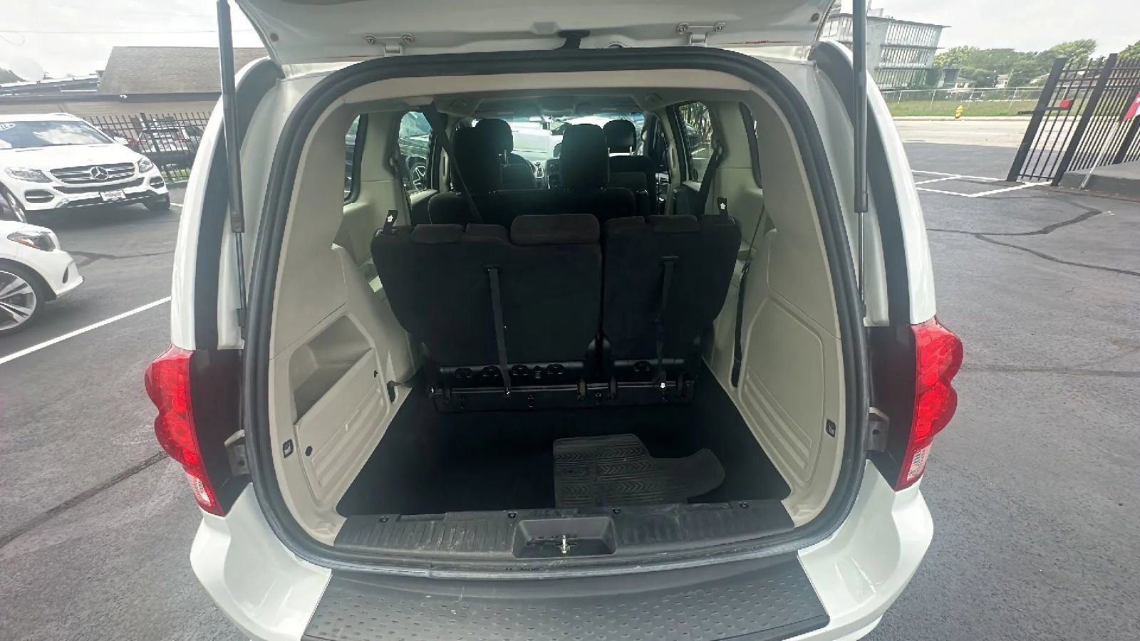 Used 2014 Dodge Grand Caravan American Value Package FWD image 16