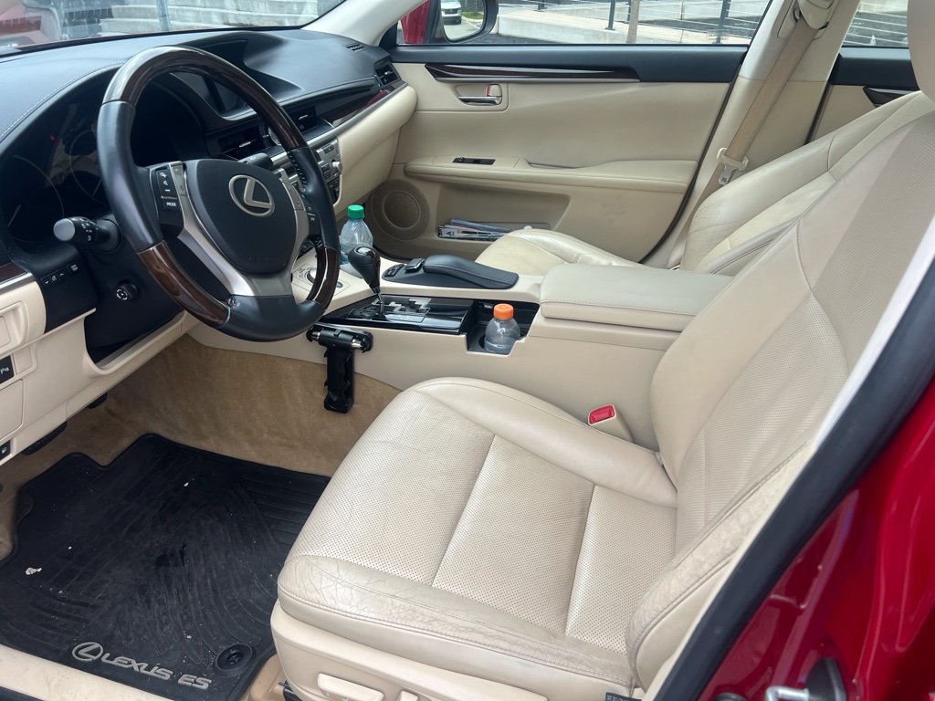 Used 2013 Lexus ES 350 w/ Luxury Pkg FWD image 2