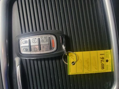 Used 2024 Chrysler Pacifica Touring-L image 23