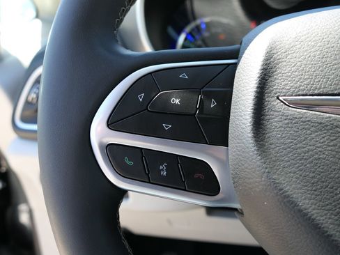 Used 2022 Chrysler Pacifica Touring-L FWD image 14