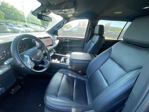 Used 2025 Chevrolet Suburban LT RWD image 5
