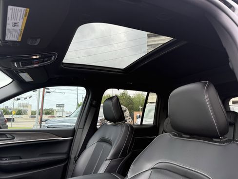 Used 2024 Jeep Grand Cherokee Limited w/ Luxury Tech Group II image 10