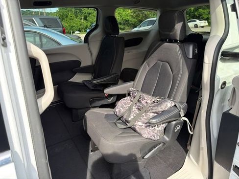 Used 2022 Chrysler Voyager LX FWD image 12
