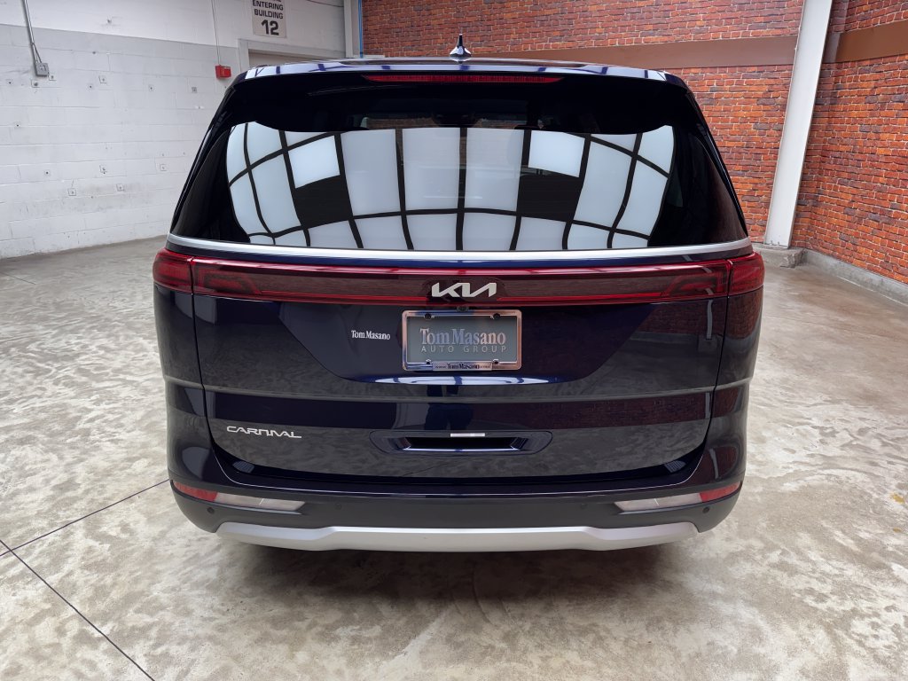 Used 2024 Kia Carnival LX FWD image 4