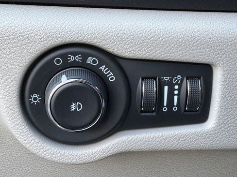 Used 2024 Chrysler Pacifica Touring-L FWD image 19