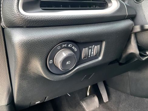 Used 2025 Chrysler Pacifica Select FWD image 33