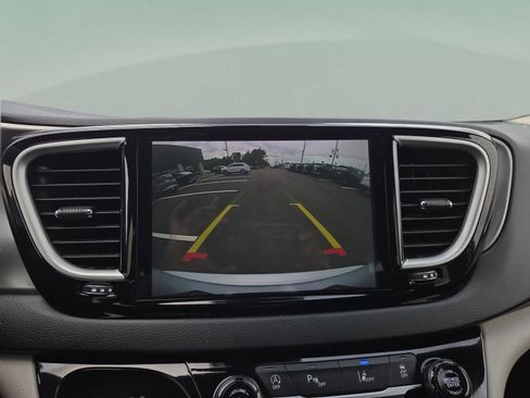 Used 2023 Chrysler Pacifica Touring-L FWD image 18