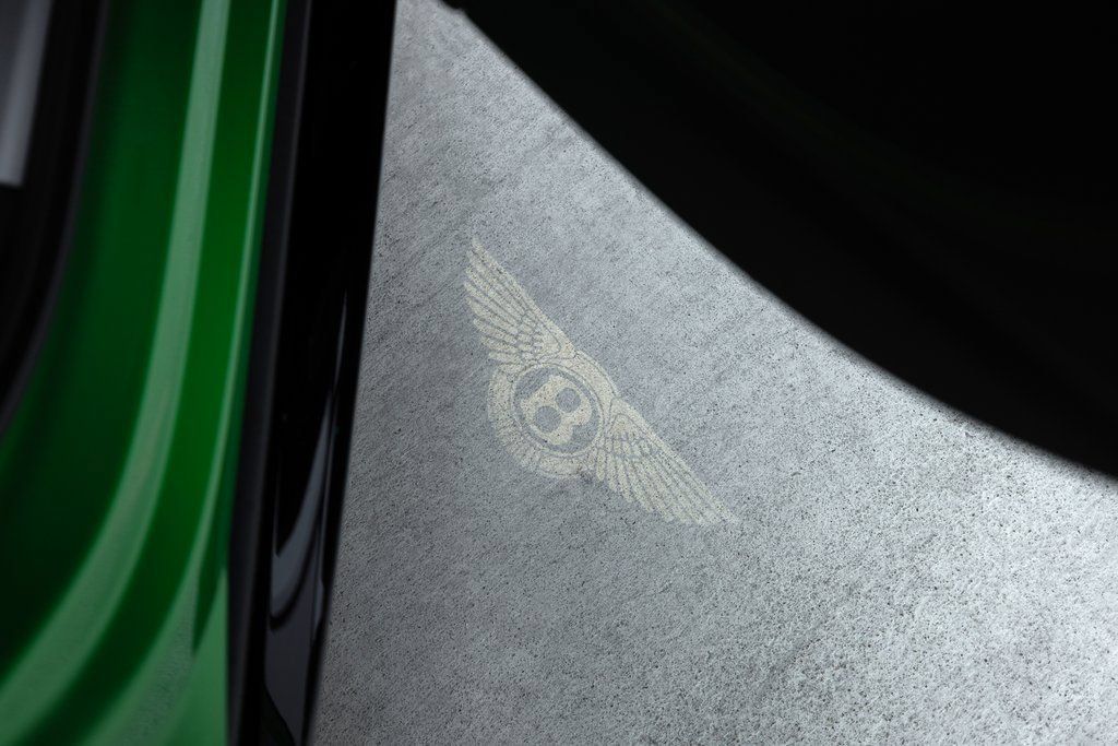 Used 2025 Bentley Bentayga AWD/4WD image 40