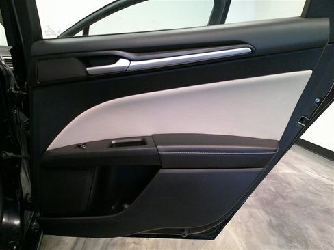 Used 2018 Ford Fusion Titanium image 39