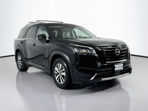 Used 2023 Nissan Pathfinder SL w/ Black Appearance Package AWD/4WD image 4