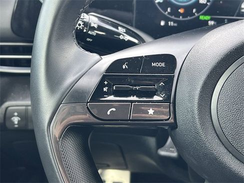 Certified 2025 Hyundai Elantra SEL image 22