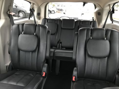 Used 2016 Chrysler Town & Country Touring image 15