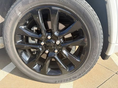 Used 2021 Jeep Grand Cherokee Laredo X RWD image 2