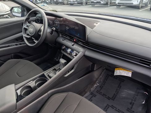 Certified 2025 Hyundai Elantra SEL w/ Cargo Package FWD image 9