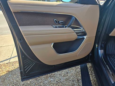 Used 2025 Land Rover Range Rover SE image 24