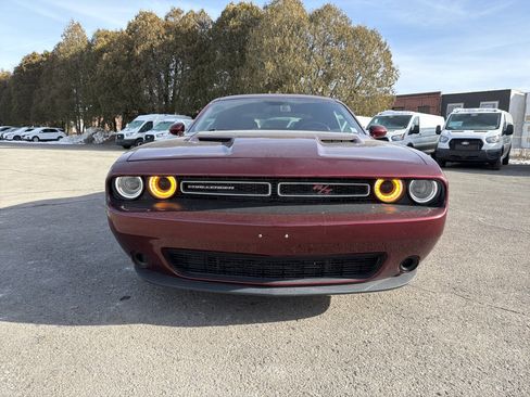 Used 2019 Dodge Challenger SXT image 2
