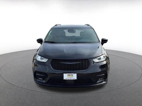 Used 2025 Chrysler Pacifica Limited image 4