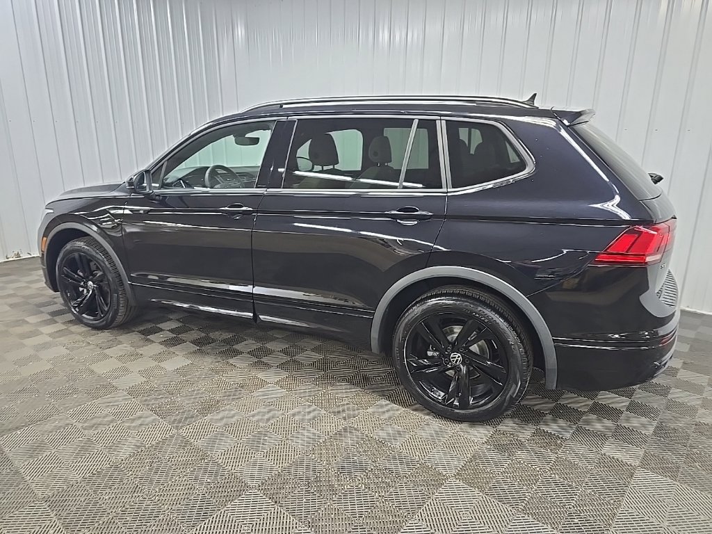 Used 2023 Volkswagen Tiguan SE R-Line AWD/4WD image 4