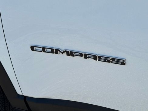Used 2022 Jeep Compass Latitude AWD/4WD image 10