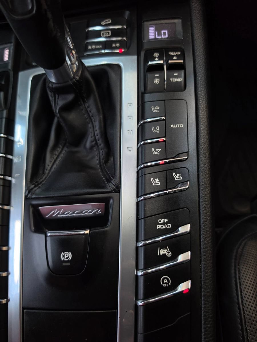 Used 2018 Porsche Macan Turbo w/ Premium Package Plus AWD/4WD image 29