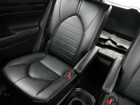 Used 2022 Toyota Highlander XLE image 12