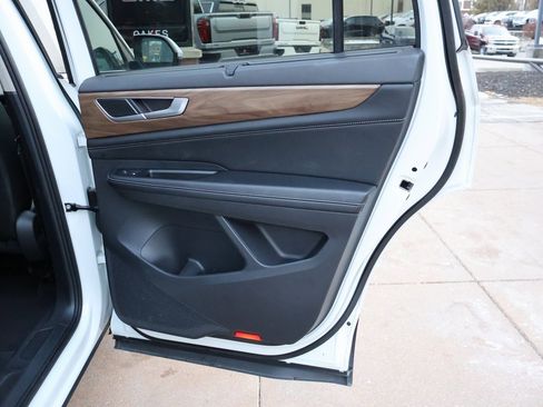 Used 2024 Volkswagen Atlas SE image 12