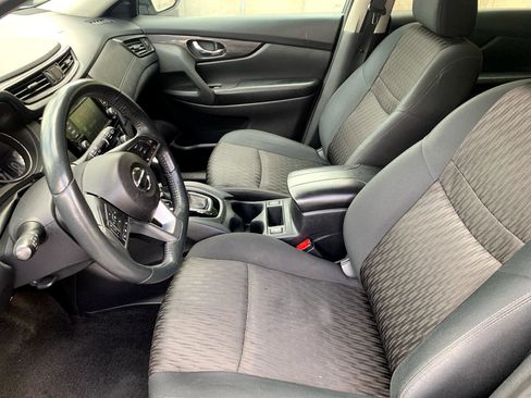 Used 2018 Nissan Rogue SV w/ Sun & Sound Touring Package image 10