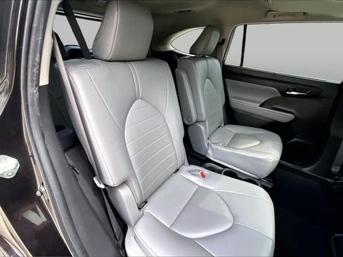Used 2022 Toyota Highlander XLE FWD image 18