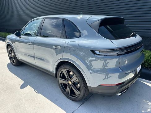 Used 2026 Porsche Cayenne E-Hybrid AWD/4WD image 3
