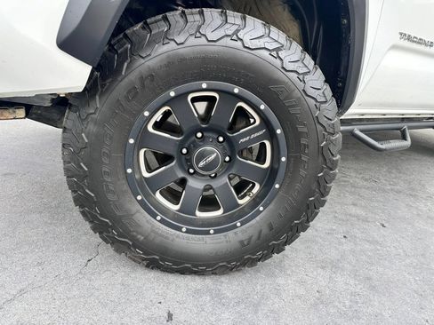 Used 2017 Toyota Tacoma TRD Off-Road RWD image 23