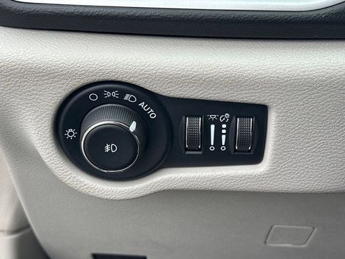 Used 2022 Chrysler Pacifica Touring-L FWD image 9